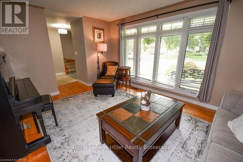 39 Park Lane Drive, Stratford, ON - Indoor Photo Showing Living Room