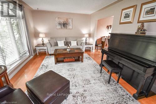 39 Park Lane Drive, Stratford, ON - Indoor Photo Showing Living Room