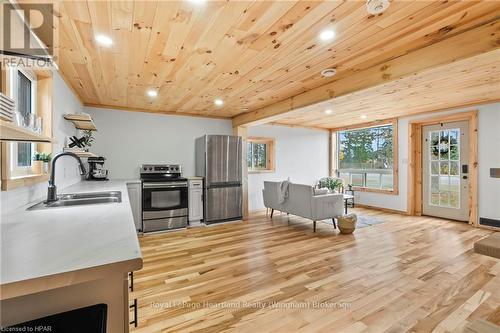 790 Garafraxa Street N, West Grey (Durham), ON - Indoor Photo Showing Kitchen With Double Sink