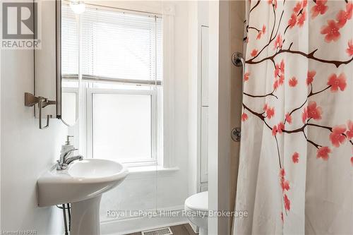 84 Mcnab Street, Stratford, ON - Indoor Photo Showing Bathroom