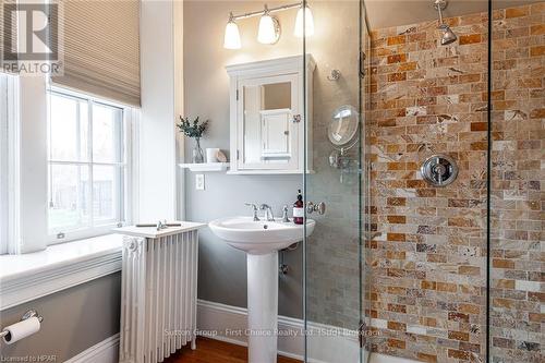 137 Grand Avenue S, Cambridge, ON - Indoor Photo Showing Bathroom