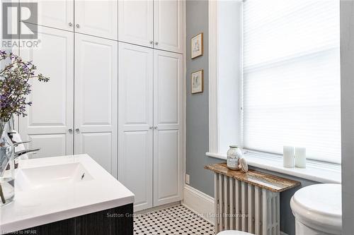 137 Grand Avenue S, Cambridge, ON - Indoor Photo Showing Bathroom