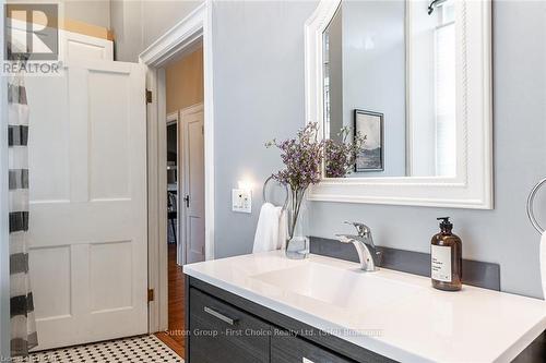 137 Grand Avenue S, Cambridge, ON - Indoor Photo Showing Bathroom