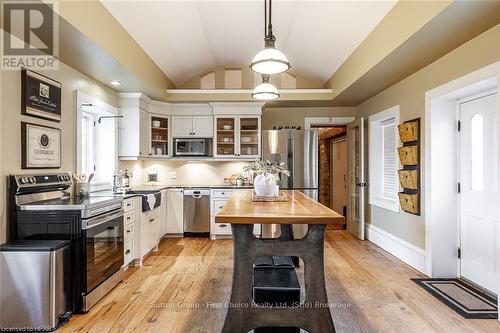 137 Grand Avenue S, Cambridge, ON - Indoor Photo Showing Kitchen With Upgraded Kitchen