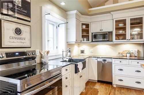 137 Grand Avenue S, Cambridge, ON - Indoor Photo Showing Kitchen With Upgraded Kitchen