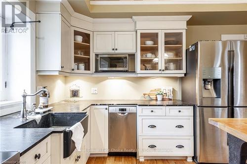 137 Grand Avenue S, Cambridge, ON - Indoor Photo Showing Kitchen With Upgraded Kitchen