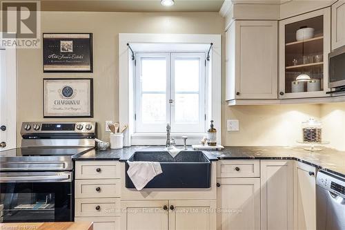 137 Grand Avenue S, Cambridge, ON - Indoor Photo Showing Kitchen With Upgraded Kitchen