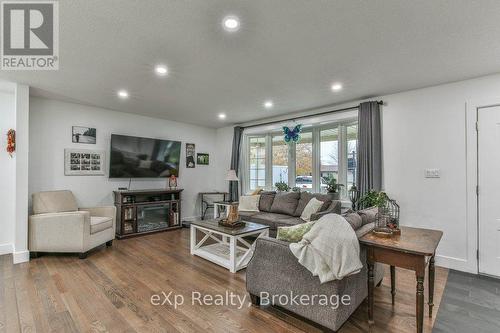 25 Finlayson Drive, Zorra (Thamesford), ON - Indoor Photo Showing Living Room