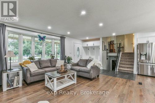 25 Finlayson Drive, Zorra (Thamesford), ON - Indoor Photo Showing Living Room