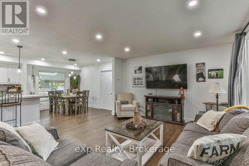 25 Finlayson Drive, Zorra (Thamesford), ON - Indoor Photo Showing Living Room