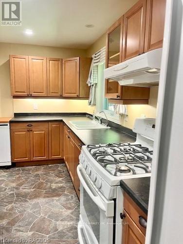 86 Moore Street, Northern Bruce Peninsula, ON - Indoor Photo Showing Kitchen