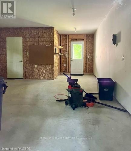 86 Moore Street, Northern Bruce Peninsula, ON - Indoor Photo Showing Garage