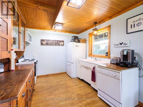 402622 Grey Road 17, Georgian Bluffs, ON - Indoor Photo Showing Kitchen