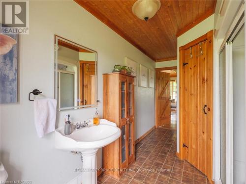 402622 Grey Road 17, Georgian Bluffs, ON - Indoor Photo Showing Bathroom