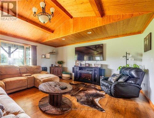 402622 Grey Road 17, Georgian Bluffs, ON - Indoor Photo Showing Living Room