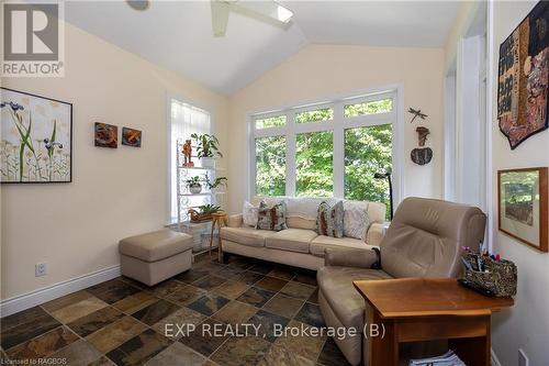 504859 Grey Road 1, Georgian Bluffs, ON - Indoor Photo Showing Living Room