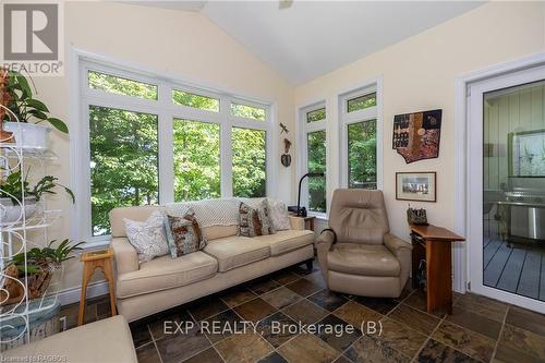 504859 Grey Road 1, Georgian Bluffs, ON - Indoor Photo Showing Living Room