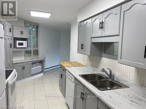 310A - 190 Hwy 20 W, Pelham (662 - Fonthill), ON - Indoor Photo Showing Kitchen With Double Sink