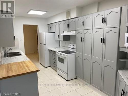 310A - 190 Hwy 20 W, Pelham (662 - Fonthill), ON - Indoor Photo Showing Kitchen With Double Sink