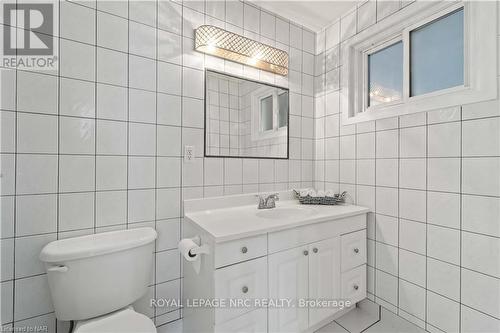 23 King Street, Fort Erie (333 - Lakeshore), ON - Indoor Photo Showing Bathroom