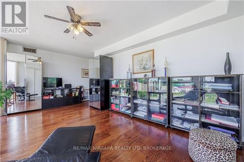 309 - 162 Martindale Road, St. Catharines (453 - Grapeview), ON - Indoor Photo Showing Living Room