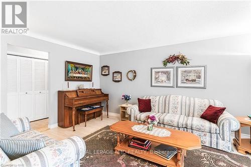 21 Kimbermount Drive, St. Catharines (437 - Lakeshore), ON - Indoor Photo Showing Living Room