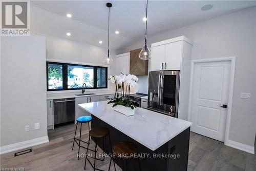 17 Parklane Crescent, St. Catharines (461 - Glendale/Glenridge), ON - Indoor Photo Showing Kitchen