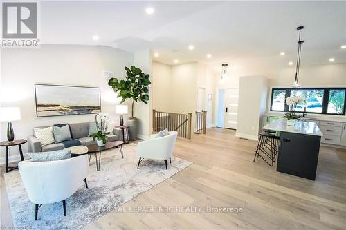 17 Parklane Crescent, St. Catharines (461 - Glendale/Glenridge), ON - Indoor Photo Showing Living Room