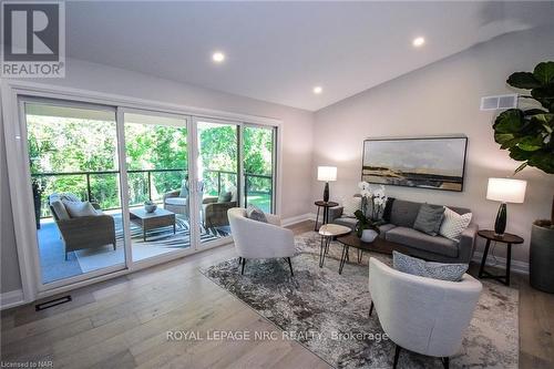 17 Parklane Crescent, St. Catharines (461 - Glendale/Glenridge), ON - Indoor Photo Showing Living Room