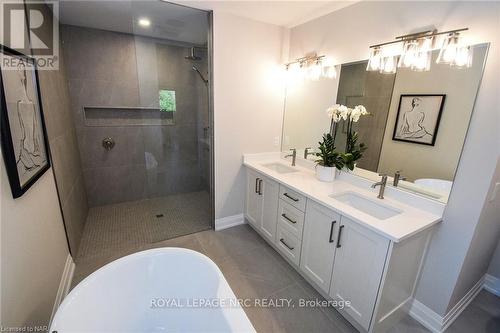 17 Parklane Crescent, St. Catharines (461 - Glendale/Glenridge), ON - Indoor Photo Showing Bathroom