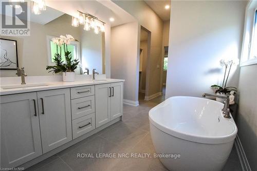 17 Parklane Crescent, St. Catharines (461 - Glendale/Glenridge), ON - Indoor Photo Showing Bathroom