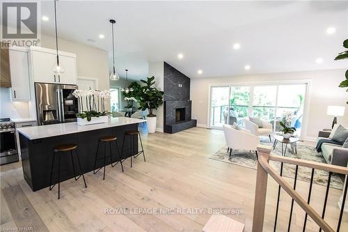 17 Parklane Crescent, St. Catharines (461 - Glendale/Glenridge), ON - Indoor Photo Showing Kitchen With Upgraded Kitchen