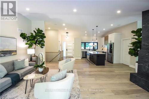 17 Parklane Crescent, St. Catharines (461 - Glendale/Glenridge), ON - Indoor Photo Showing Living Room