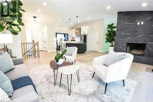 17 Parklane Crescent, St. Catharines (461 - Glendale/Glenridge), ON - Indoor Photo Showing Living Room With Fireplace