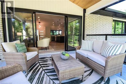 17 Parklane Crescent, St. Catharines (461 - Glendale/Glenridge), ON -  Photo Showing Living Room