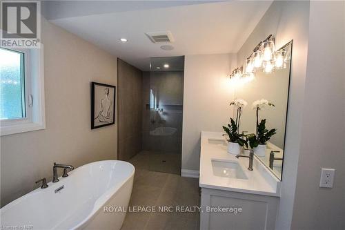 17 Parklane Crescent, St. Catharines (461 - Glendale/Glenridge), ON - Indoor Photo Showing Bathroom