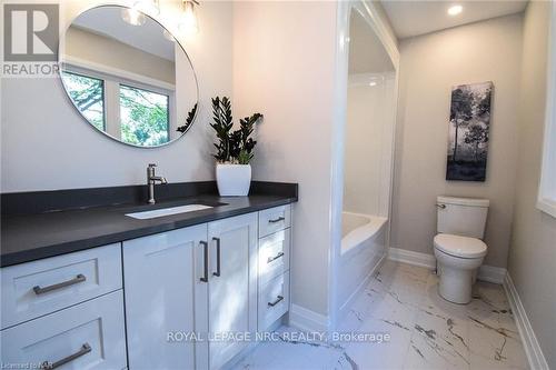 17 Parklane Crescent, St. Catharines (461 - Glendale/Glenridge), ON - Indoor Photo Showing Bathroom