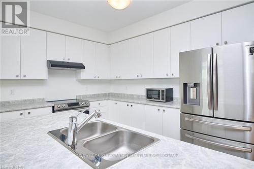 187 Port Crescent Crescent, Welland (774 - Dain City), ON - Indoor Photo Showing Kitchen With Double Sink