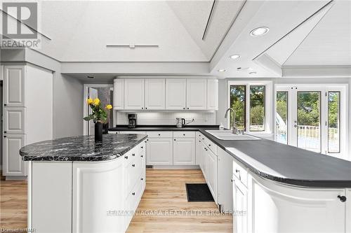 290 Lakeshore Road, Fort Erie (333 - Lakeshore), ON - Indoor Photo Showing Kitchen With Upgraded Kitchen