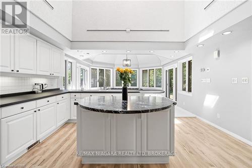 290 Lakeshore Road, Fort Erie (333 - Lakeshore), ON - Indoor Photo Showing Kitchen With Upgraded Kitchen