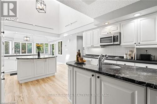 290 Lakeshore Road, Fort Erie (333 - Lakeshore), ON - Indoor Photo Showing Kitchen With Upgraded Kitchen