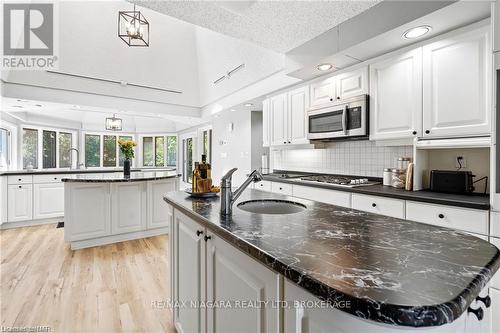 290 Lakeshore Road, Fort Erie (333 - Lakeshore), ON - Indoor Photo Showing Kitchen With Upgraded Kitchen