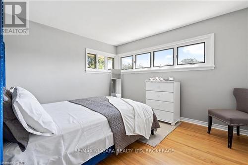 290 Lakeshore Road, Fort Erie (333 - Lakeshore), ON - Indoor Photo Showing Bedroom