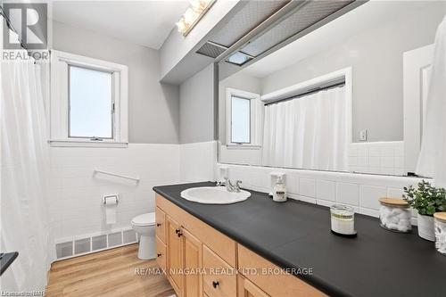 290 Lakeshore Road, Fort Erie (333 - Lakeshore), ON - Indoor Photo Showing Bathroom