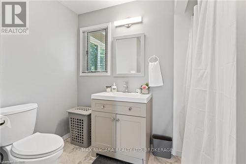 290 Lakeshore Road, Fort Erie (333 - Lakeshore), ON - Indoor Photo Showing Bathroom