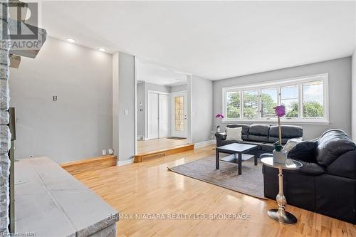 290 Lakeshore Road, Fort Erie (333 - Lakeshore), ON - Indoor Photo Showing Living Room