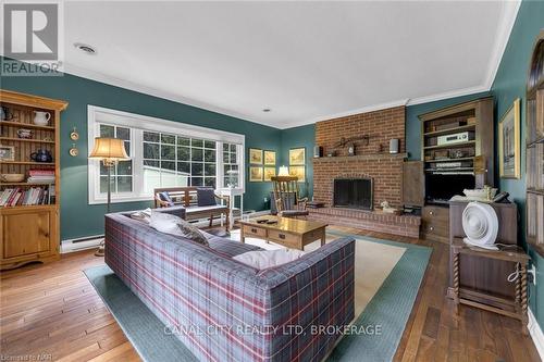 63 Mountain Street, St. Catharines (460 - Burleigh Hill), ON - Indoor Photo Showing Living Room With Fireplace