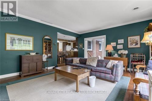 63 Mountain Street, St. Catharines (460 - Burleigh Hill), ON - Indoor Photo Showing Living Room