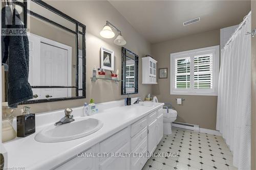 63 Mountain Street, St. Catharines (460 - Burleigh Hill), ON - Indoor Photo Showing Bathroom