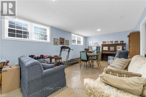 63 Mountain Street, St. Catharines (460 - Burleigh Hill), ON - Indoor Photo Showing Living Room